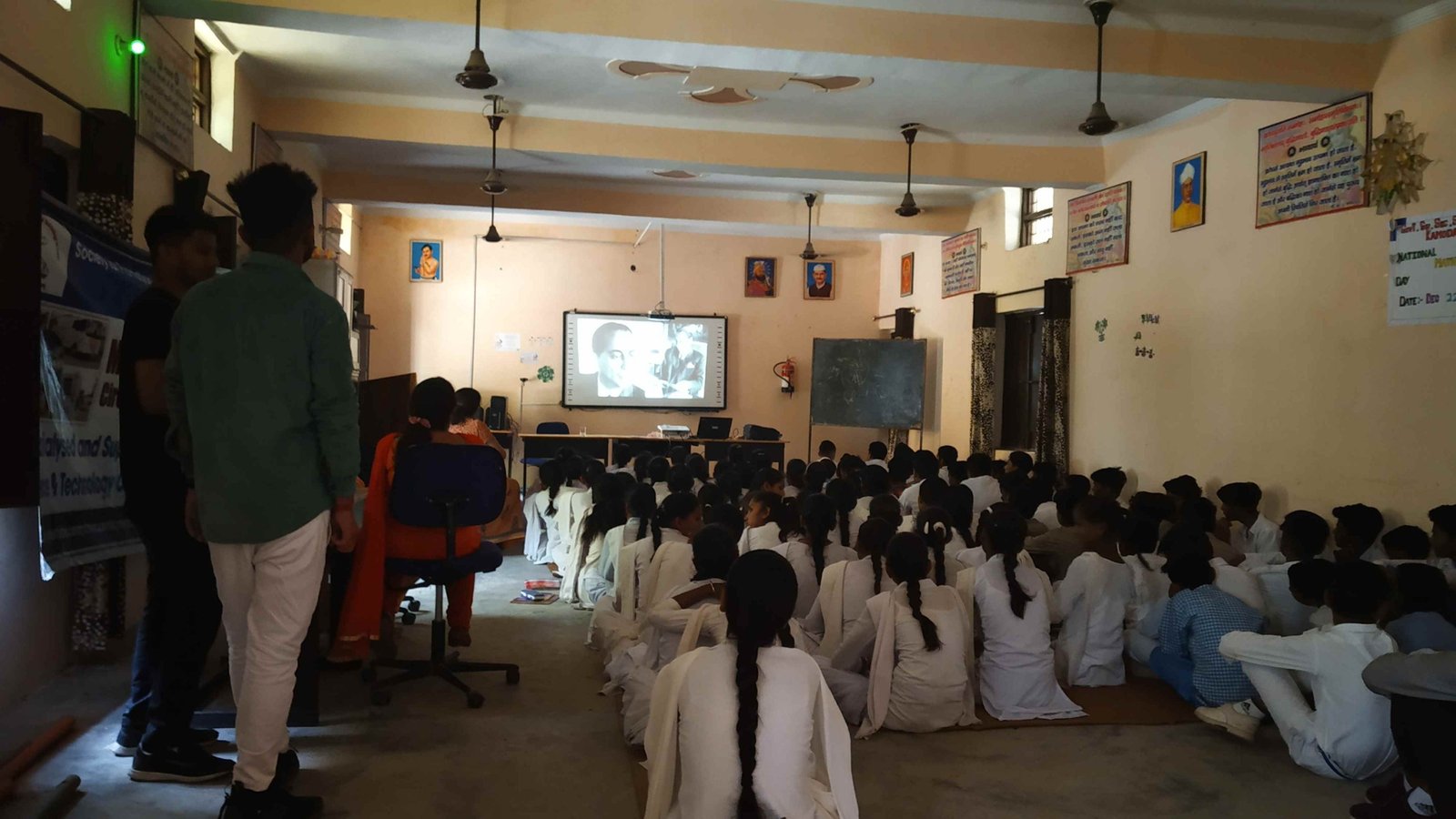 ” हम भी कर सकतें हैं” के अंतर्गत विद्यार्थियों को दिखाई होमी जहाँगीर भाभा की जीवनी