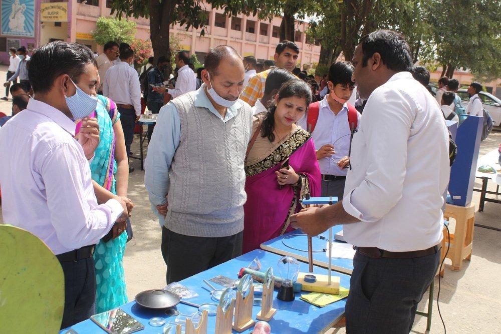 राजकीय आदर्श संस्कृति वरिष्ठ माध्यमिक विद्यालय बिलासपुर में हुई एक दिवसीय जिला स्तरीय विज्ञान प्रदर्शनी
