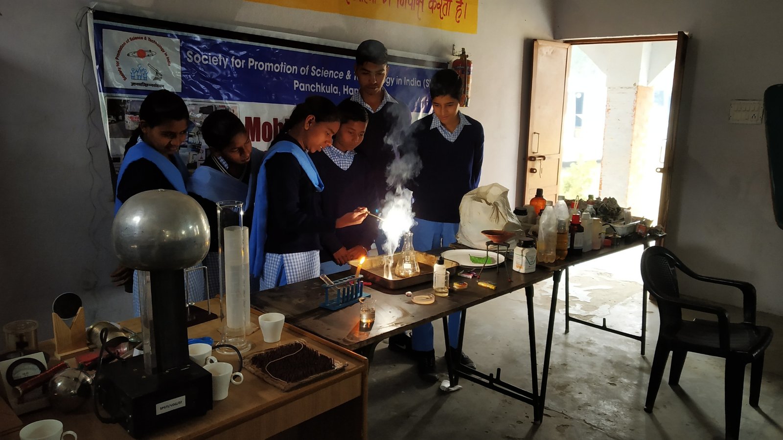 विद्यार्थियों ने सीखी रासायनिक अभिक्रियाएं: राजकीय वरिष्ठ माध्यमिक विद्यालय, सम्भालखी, शाहाबाद, कुरुक्षेत्र